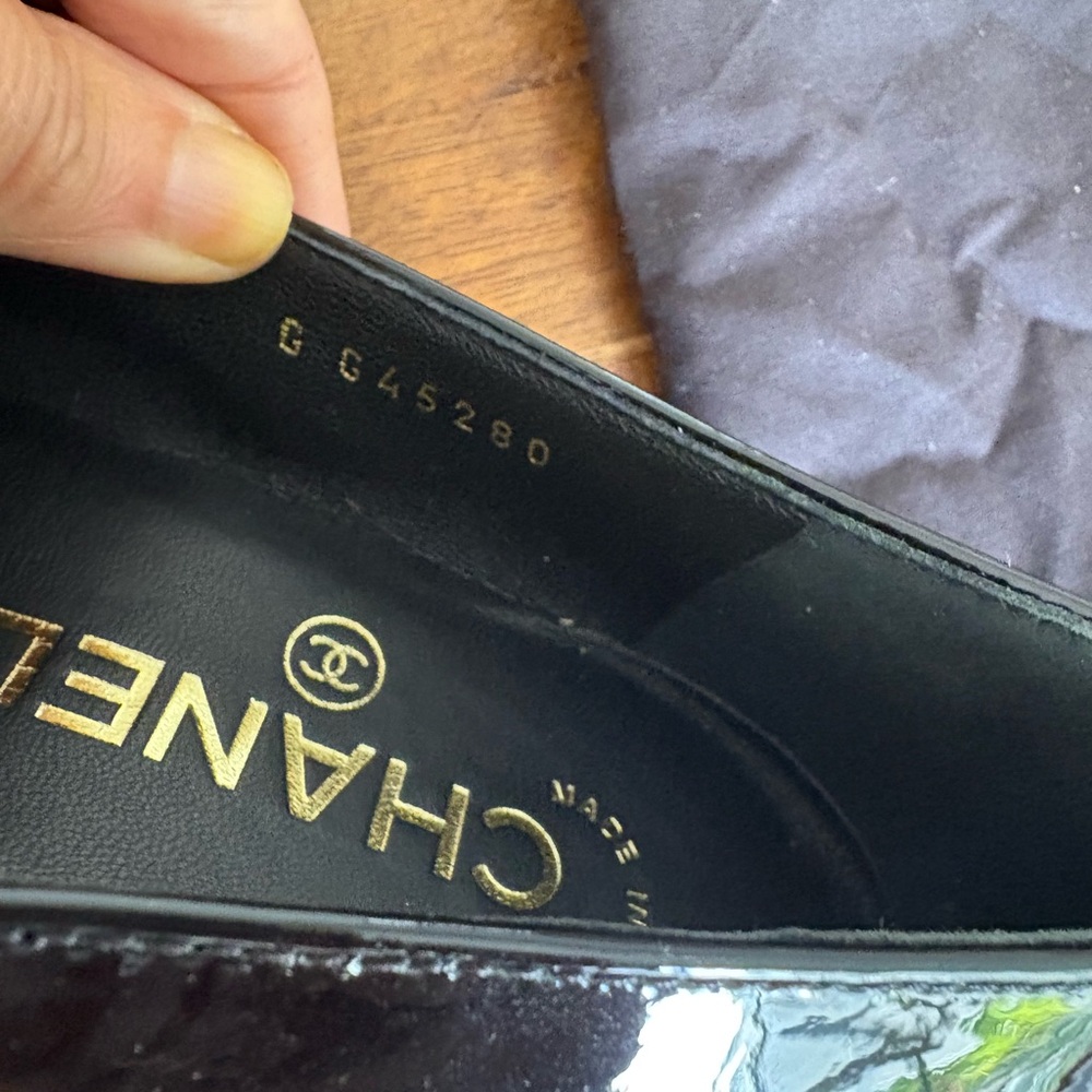 CHANEL Black Patent Mary Jane Flats with Gold CC Accent - Picture 6 of 11